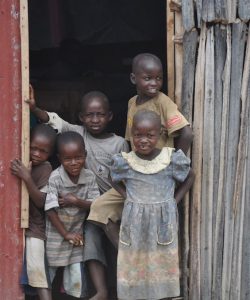 Des étudiants du JRS sourient à la caméra, dans la République Démocratique du Congo