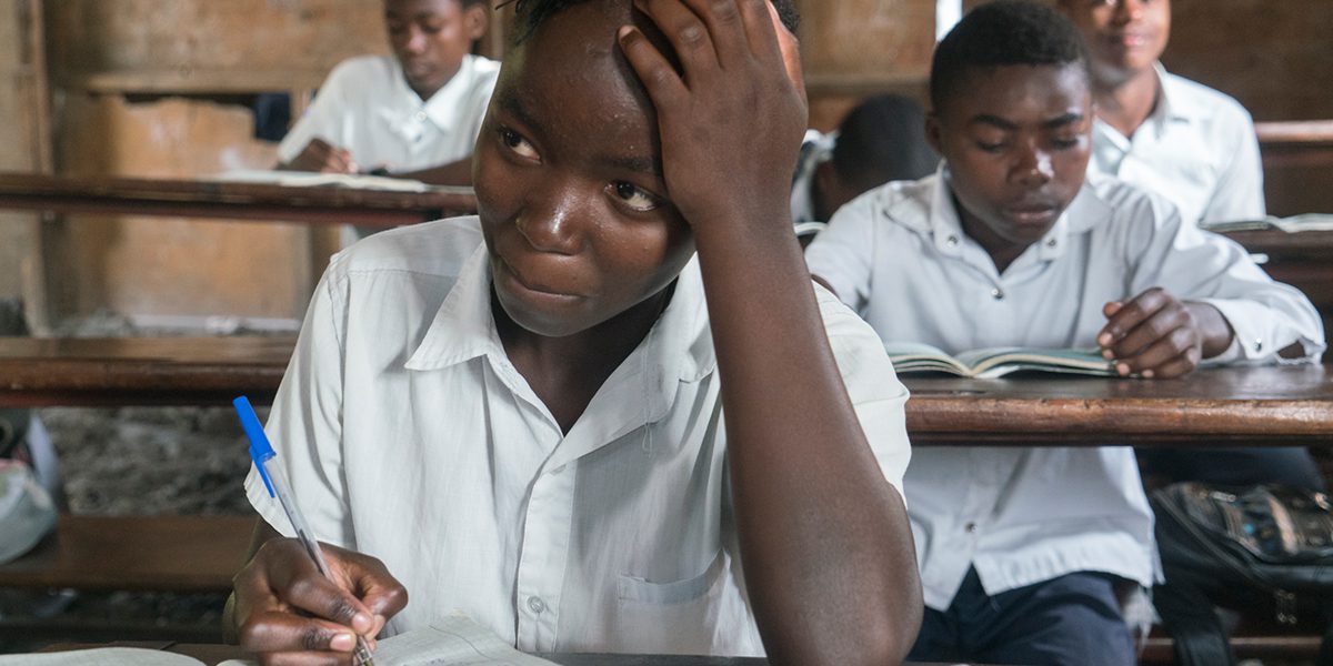 Un étudiant participe au cours de mathématiques dans une école à Goma construite et soutenue par JRS (JRS)