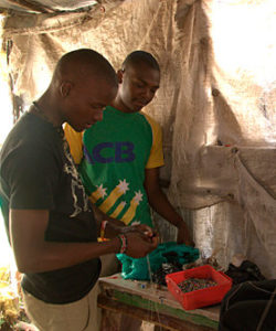 Des réfugiés participent à une formation en vue du gagne-pain, en Ouganda.