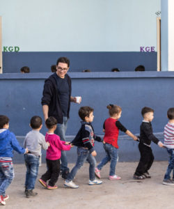 Des enfants marchent alignés au Centre FVDL à Bourj Hammoud, au Liban .