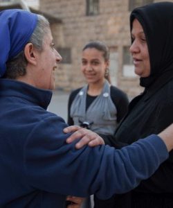 Sœur Hala salue une femme qui participe régulièrement aux activités du JRS à Alep, en Syrie (Service Jésuite des Réfugiés)