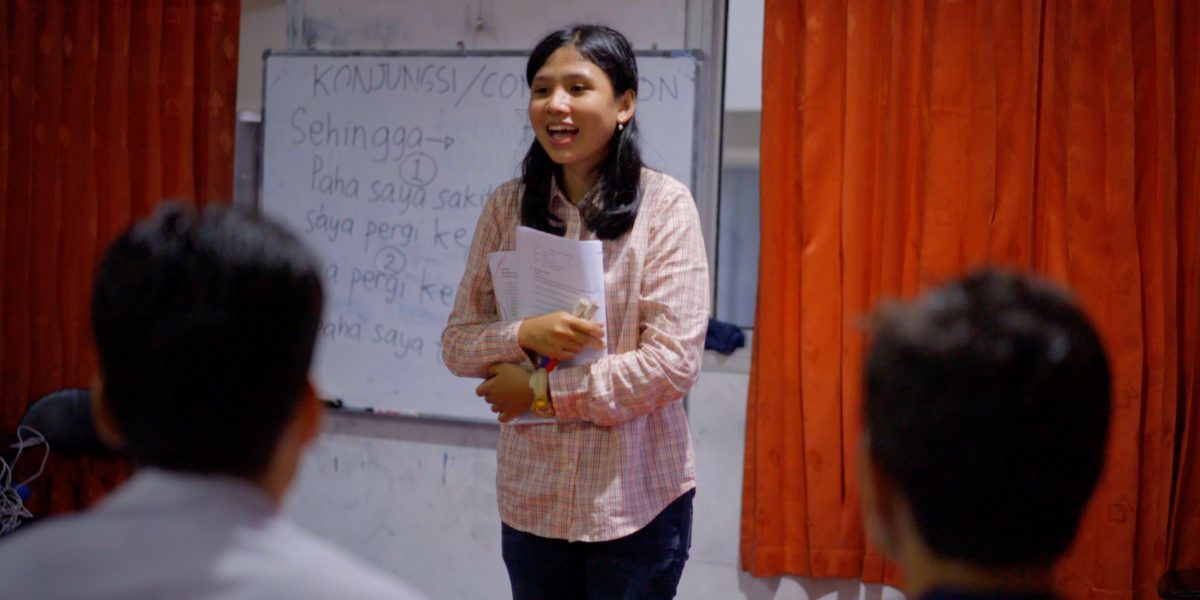 Sari enseigne aux réfugiés la langue nationale indonésienne pour les aider à s’intégrer dans leurs nouvelles communautés.