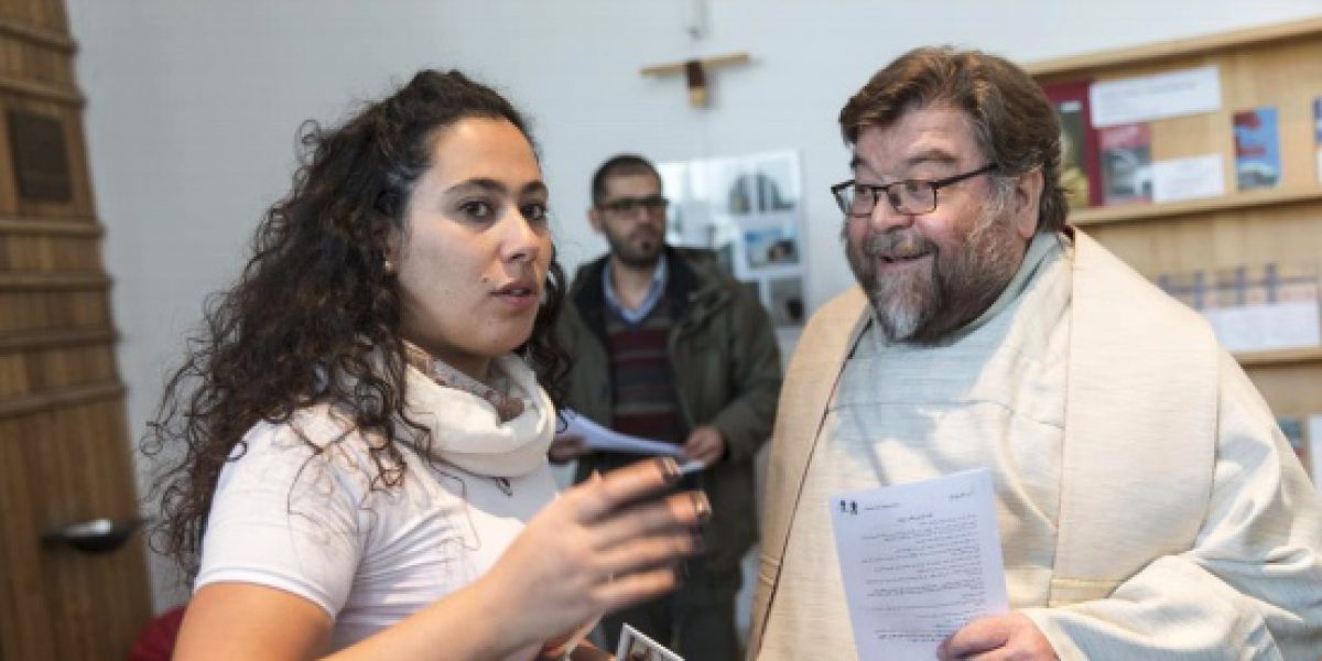 Une réfugiée de Syrie parle avec père Frido Pfluger SJ, ancien directeur de JRS Allemagne, sur une manifestation communautaire qu’elle aide à organiser (JRS)