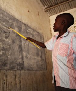 Des étudiants réfugiés suivent des cours au Tchad.