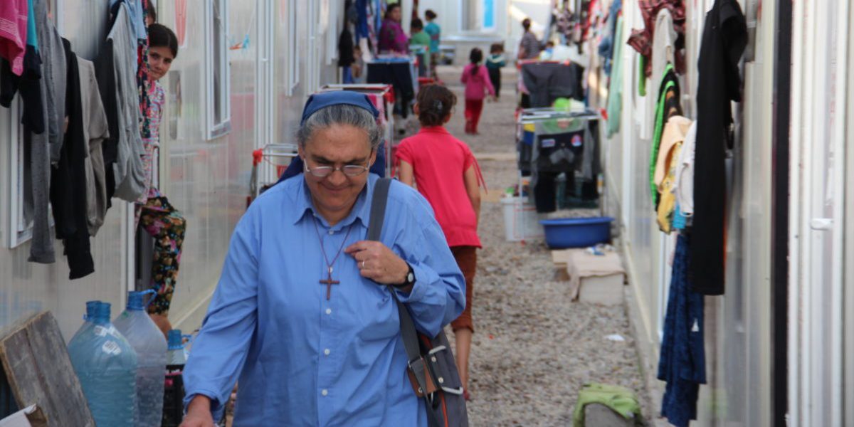 Sœur Raja rend des visites à domicile pour évaluer les besoins des familles vivant dans un quartier informel à Erbit (JRS)