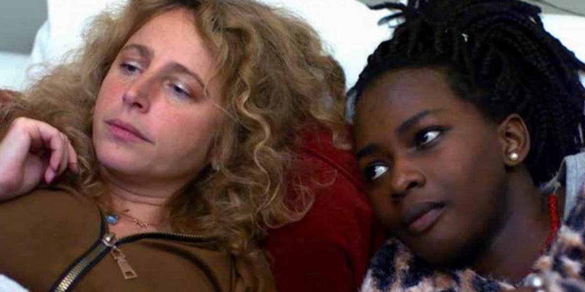 Brigitte, de Bruxelles, à gauche, et Flavia, à droite, migrante de force d’Afrique de l’Est, regardent ensemble Netflix dans l’appartement de Brigitte (Denis Bosnic/ JRS)