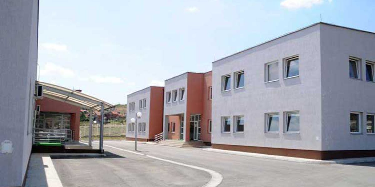 Une vue du Centre d’accueil pour demandeurs d’asile à 25 km de Pristina, Kosovo (JRS)