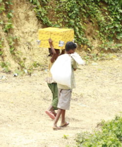 Deux enfants rohingya marchent dans le camp Kutupalong à Cox’Bazar, au Bangladesh