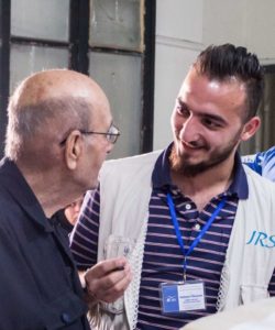 Un membre de l’équipe JRS Syrie accompagne un bénéficiaire