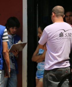 Des membres de l’équipe JRS Venezuela au cours d’une visite à domicile.