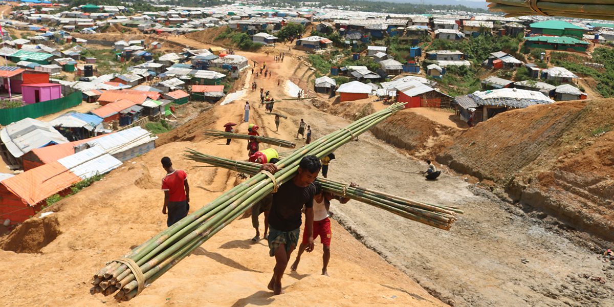 Des hommes rassemblent du bambou pour construire des abris dans le camp Kutupatong, à Cox’s Bazar, Bangladesh