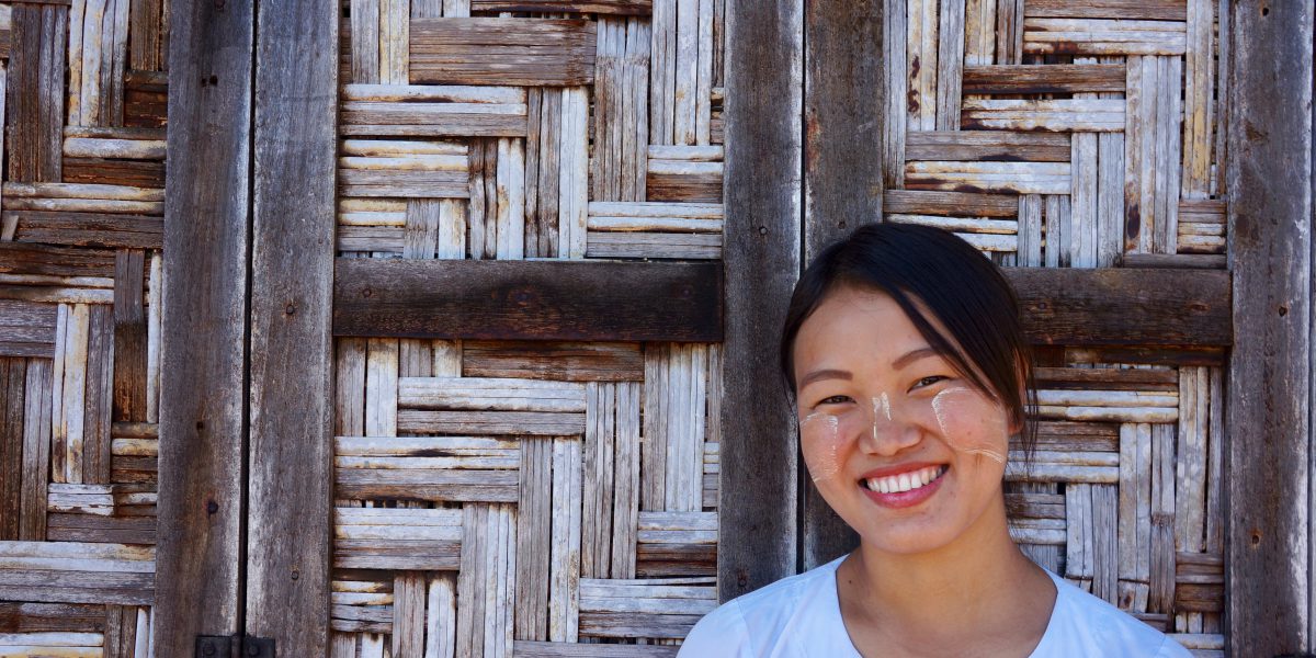 Rol San a obtenu son diplôme au cours de formation des enseignants soutenu par JRS. Maintenant elle enseigne dans une école catholique dans la ville de Myitkyina dans l’Etat Kachine, au Myanmar (Service Jésuite des Réfugiés)