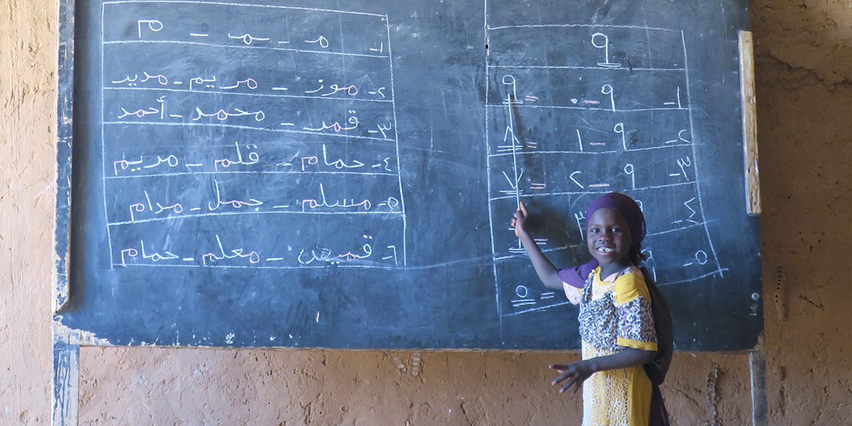 Un jeune élève étudie à l’école primaire au camp de réfugiés Iridimi (JRS)