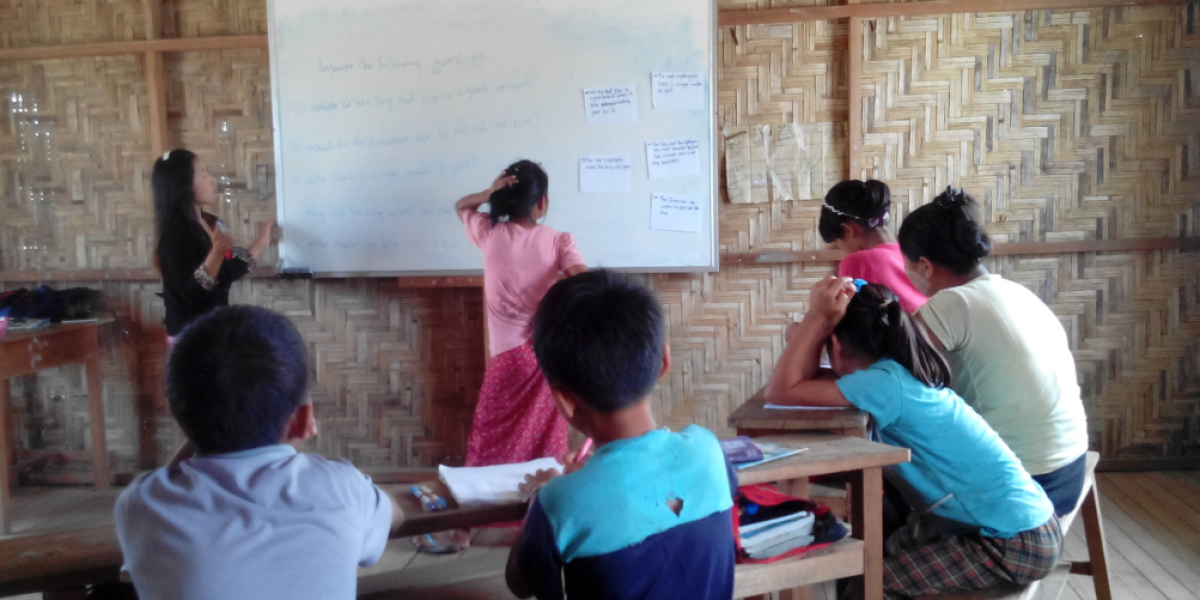 Des enfants en classe dans l’école JRS (Service Jésuite des Réfugiés)