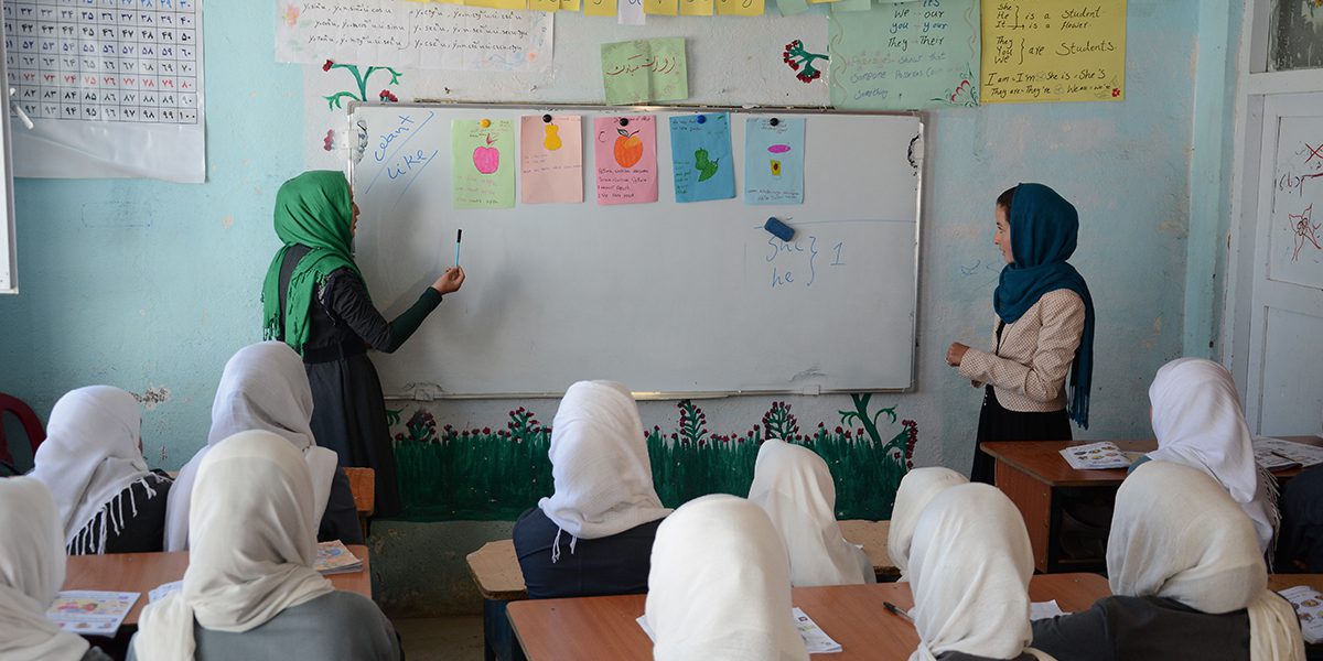 Des étudiants prennent part à un cours d’anglais de JRS à Bamyan.