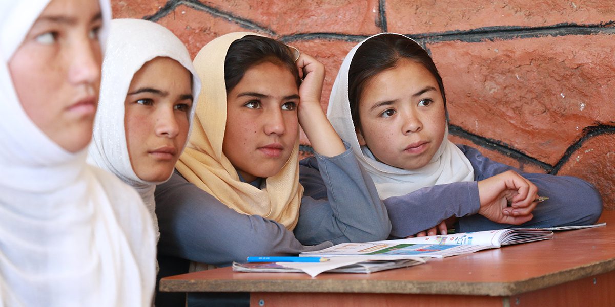 Des jeunes filles assistent à un cours à l’école primaire.