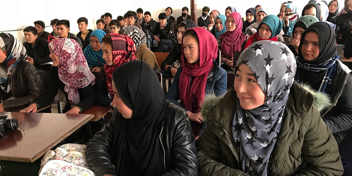 Des jeunes filles assistent à un cours à Bamyan.
