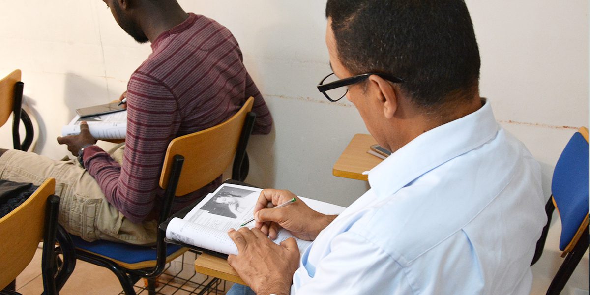 Des étudiants du cours avancé de langue anglaise renforçant leur vocabulaire dans un des Centres d’éducation supérieure de JRS à Amman (JRS)