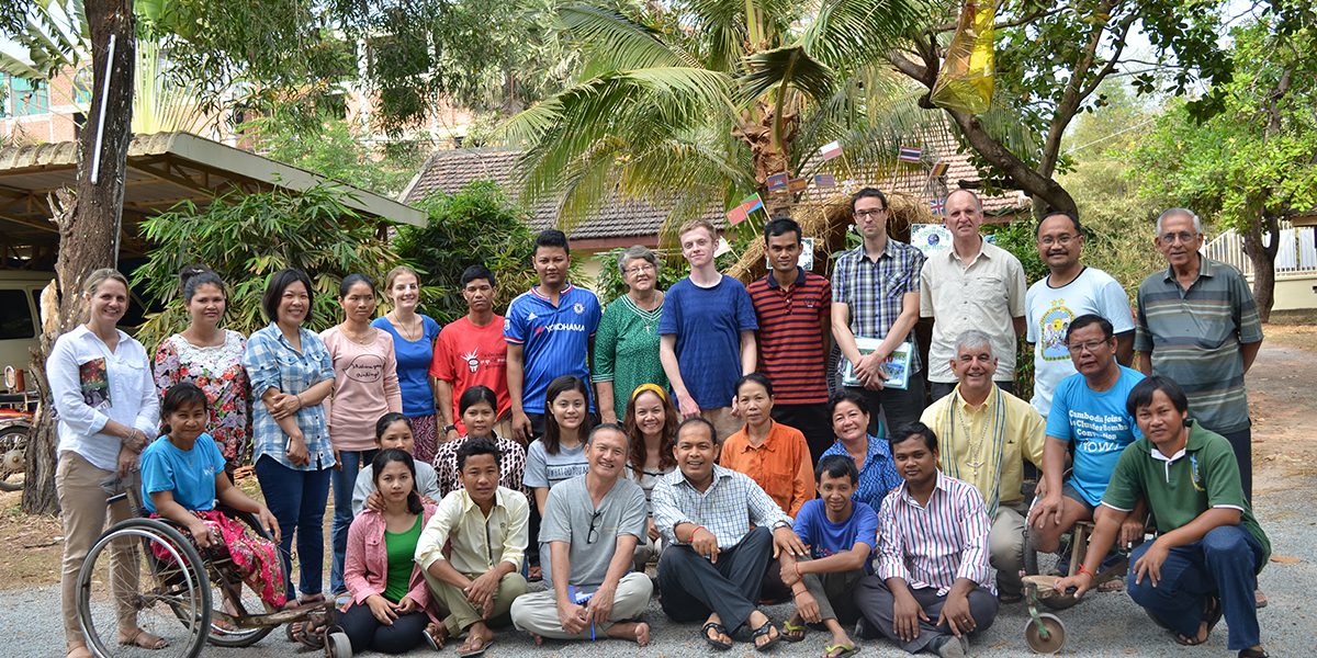 Père Thomas H. Smolich SJ, directeur international de JRS, rend visite à l’équipe JRS Cambodge.