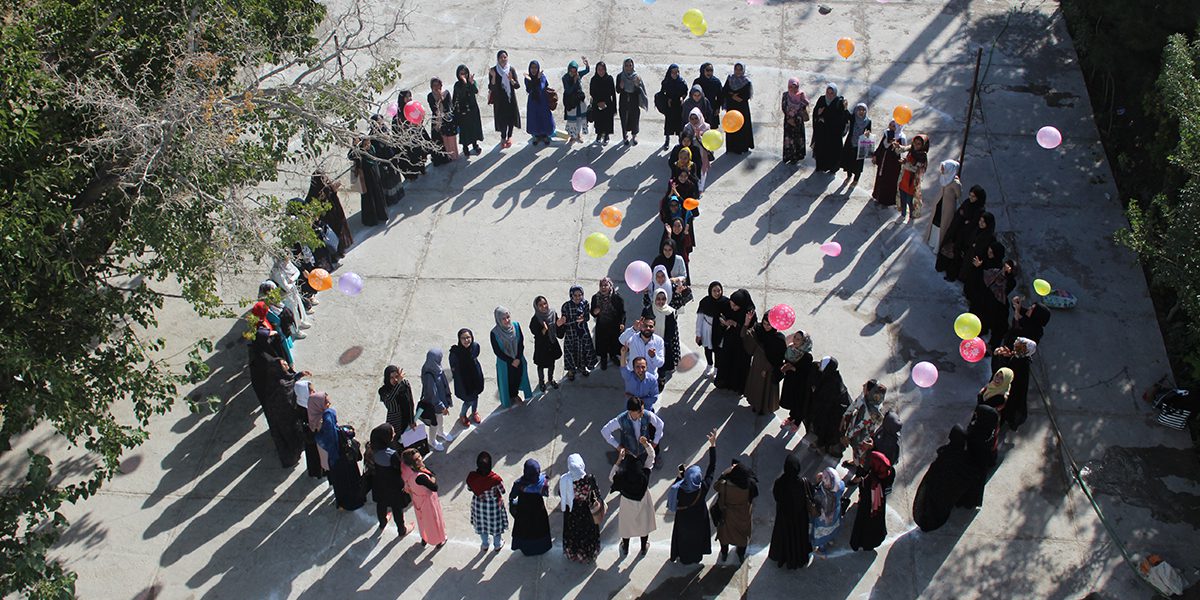 Des étudiants de l’institut technique de Herat célèbrent la Journée de la paix.