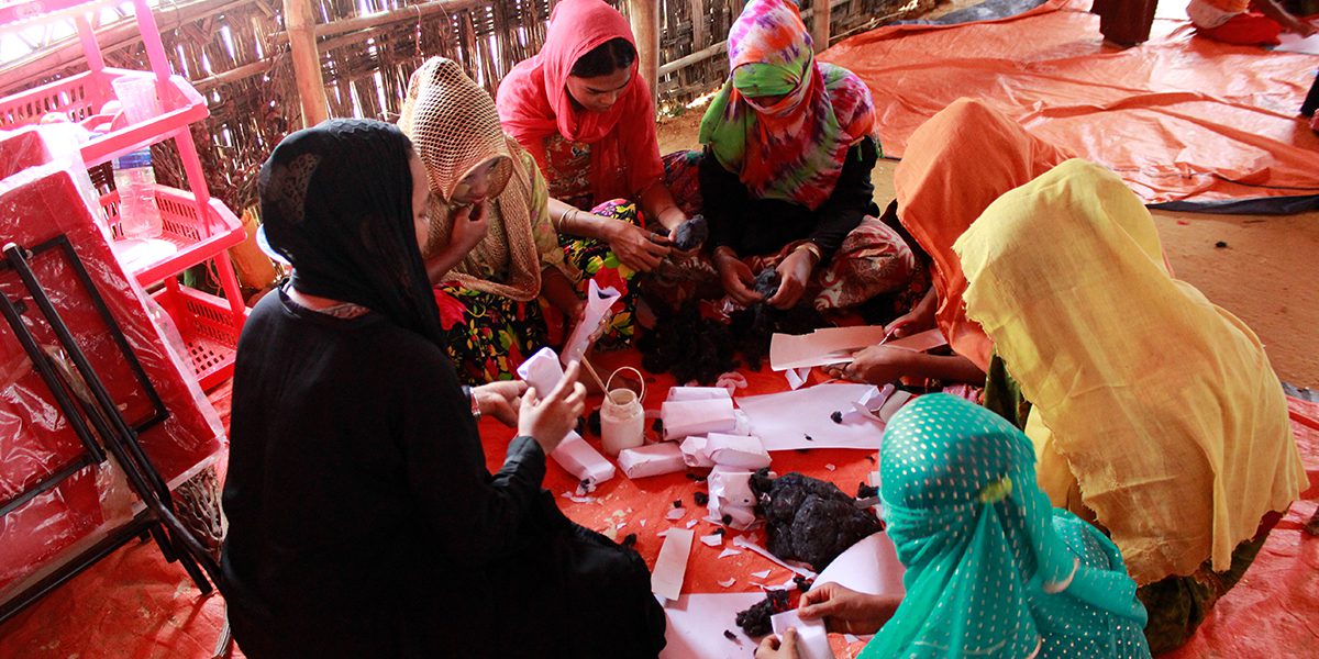 Des jeunes filles s font de l’artisanat pour les jeunes enfants dans les lieux adaptés pour enfants (Service Jésuite des Réfugiés)