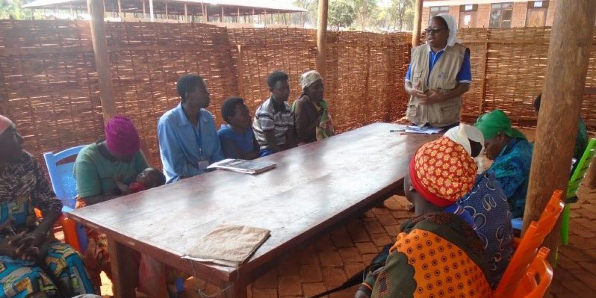 Le groupe d’écoute sur la violence domestique participe à une réunion avec sœur Régina, membre de l’équipe psychosociale de JRS à Kigoma, Tanzanie. (JRS)