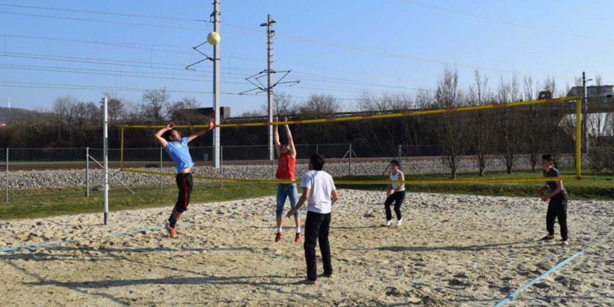 Des réfugiés et des Autrichiens jouent au volley-ball. (Service Jésuite des Réfugiés)